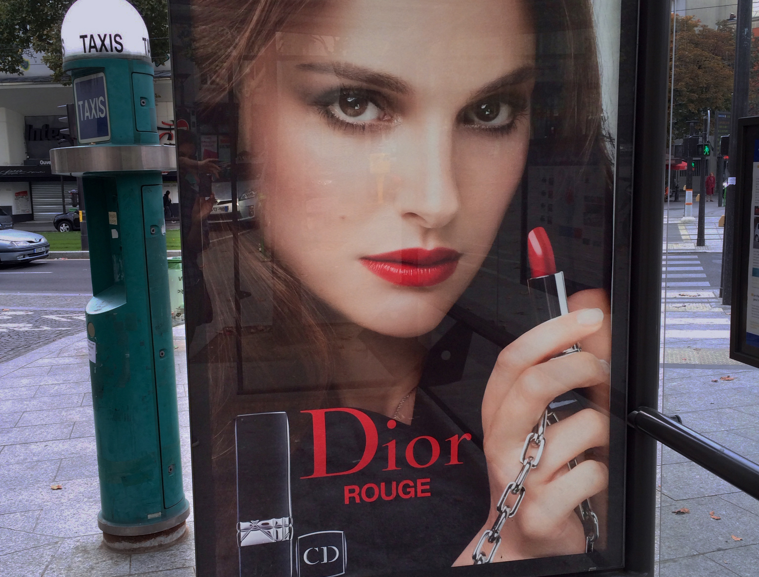 affiche_decaux_dior_rouge