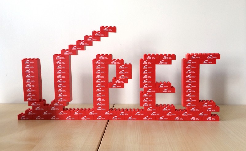 logo université en lego !