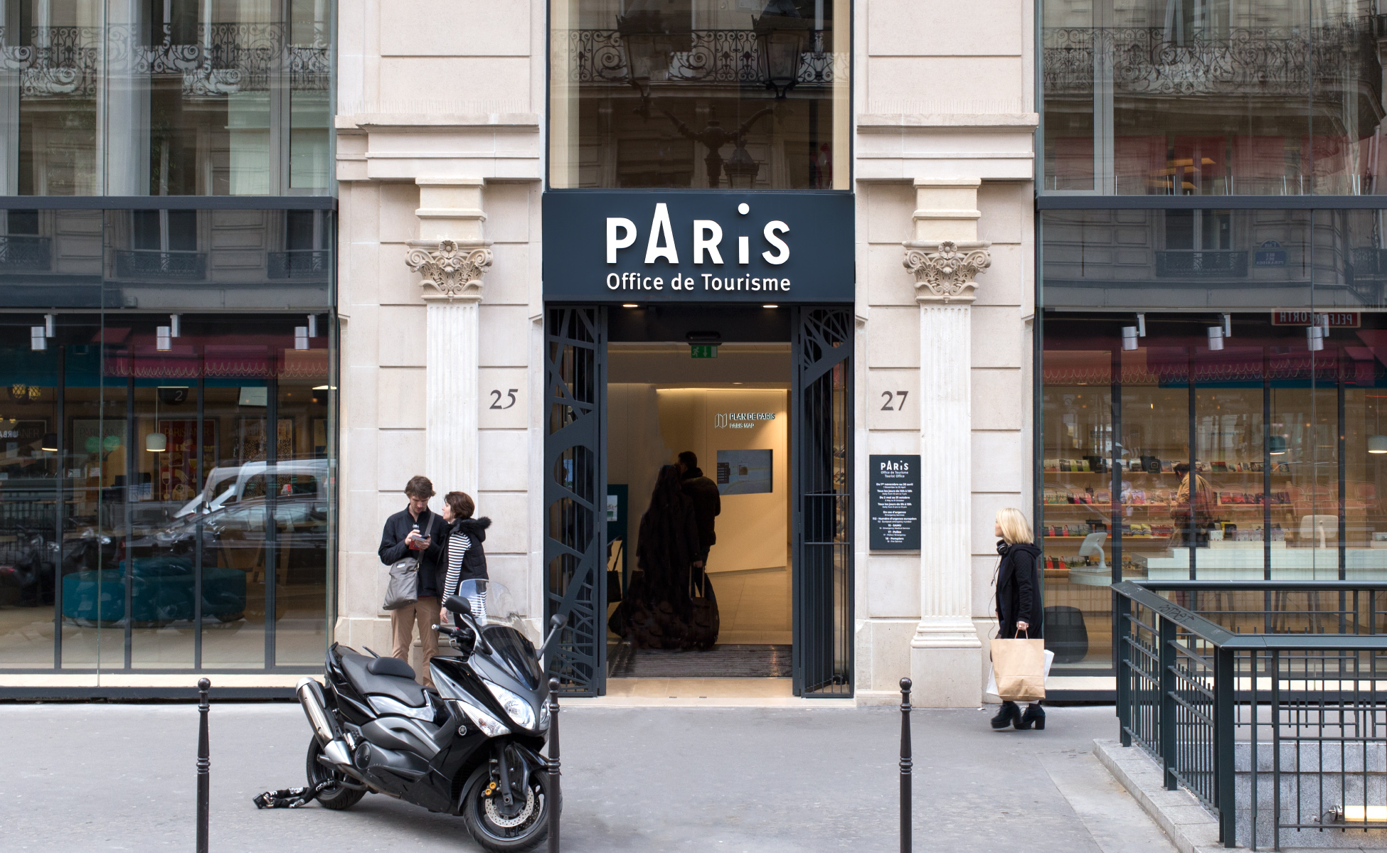 paris tourist office website