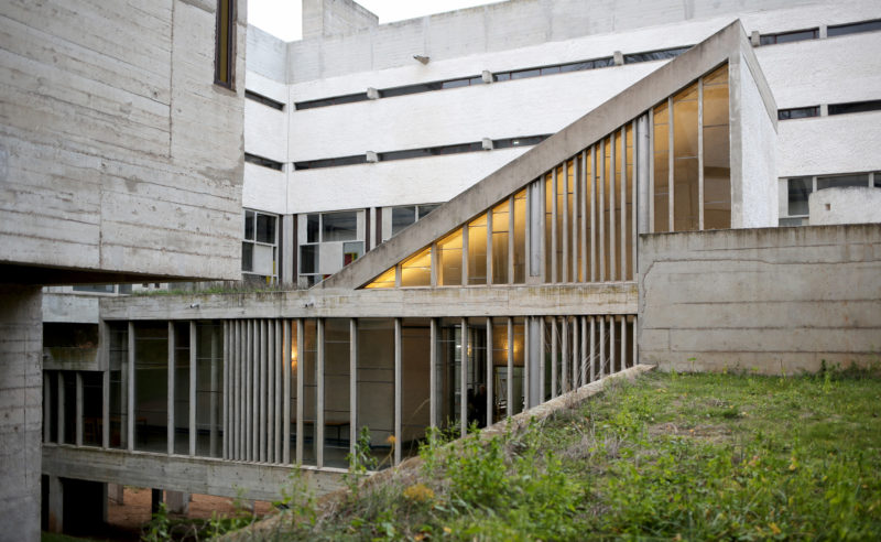 exterieur-cour-couvent-tourette-le-corbusier-IMG_6124