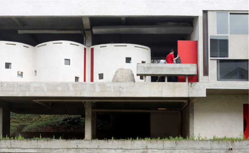 structure-le-corbusier-rouge-portes