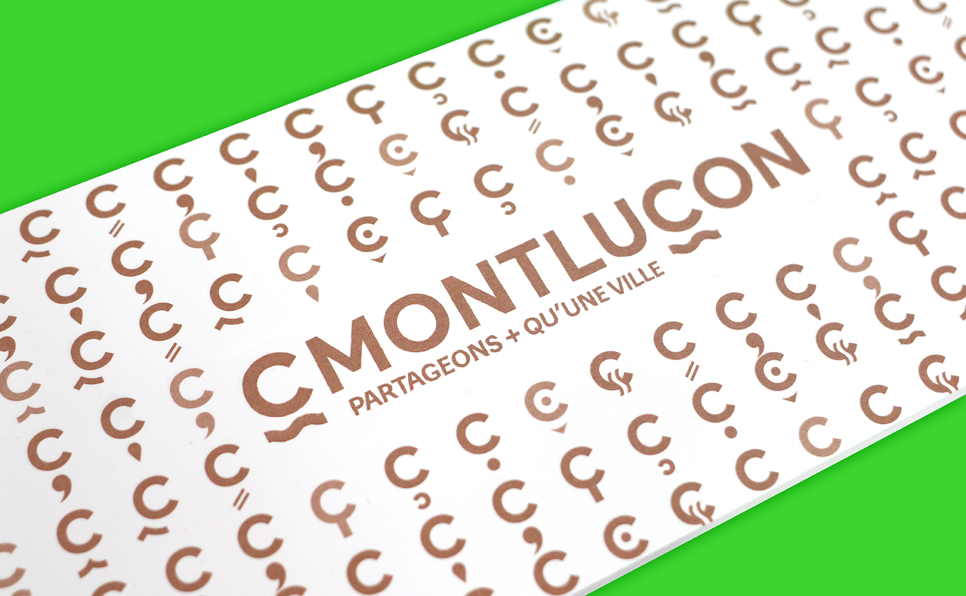 Carte avec les motifs et l'identité du projet CMontluçon réalisé par l'agence de graphisme Graphéine