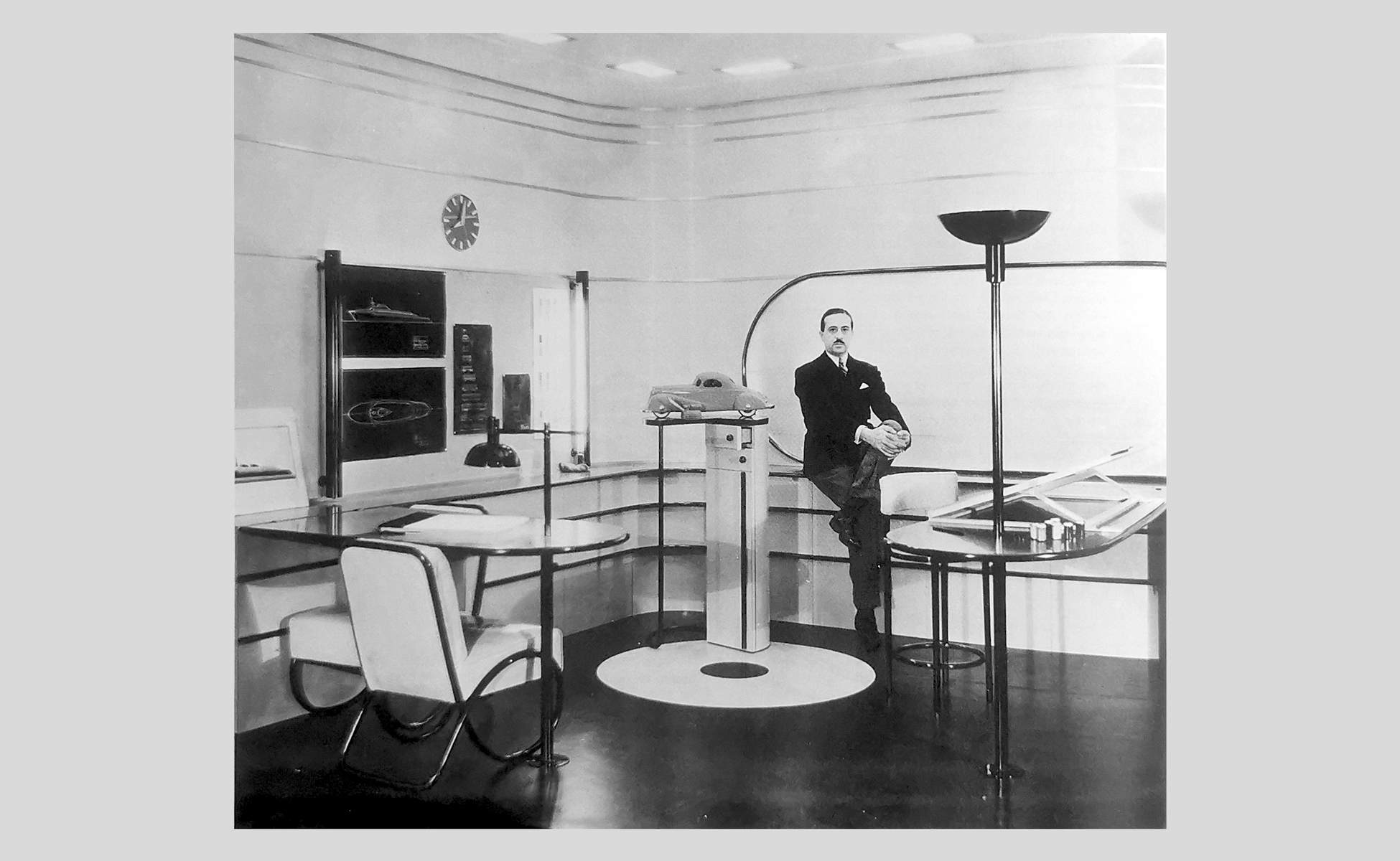 raymond-loewy-bureau-moma-1934